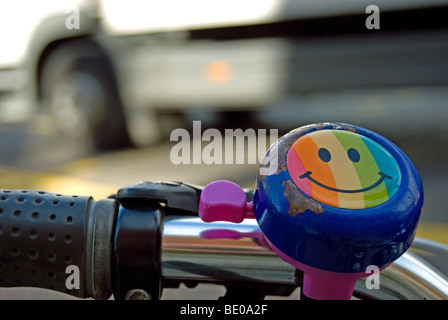 Smiley-Gesicht-Fahrradklingel am Fahrradlenker Stockfoto