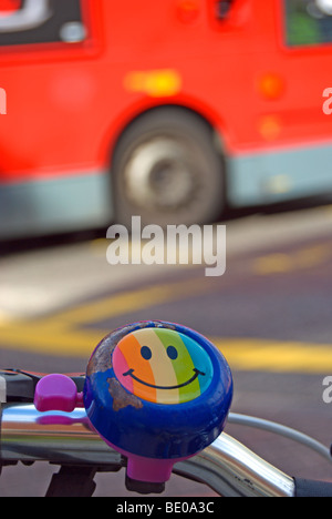 Smiley-Gesicht-Fahrradklingel am Fahrradlenker Stockfoto