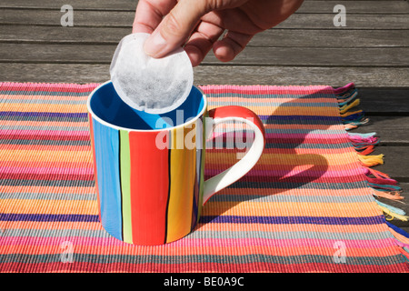 Zubereitung von Tee. Stockfoto
