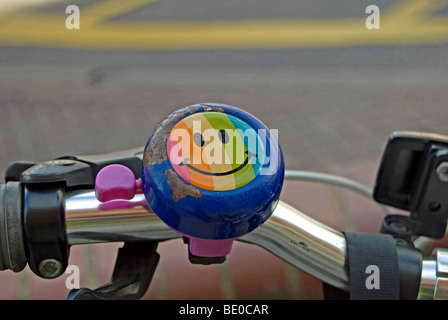 Smiley-Gesicht-Fahrradklingel am Fahrradlenker Stockfoto