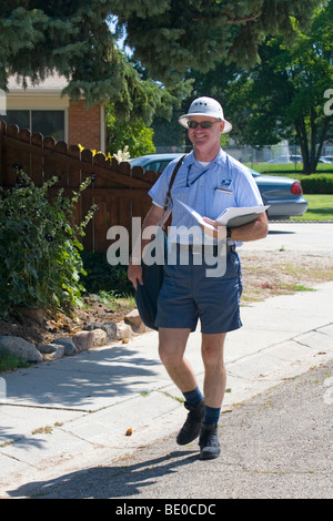 Postbote Zustellung an eine Privatadresse in Boise, Idaho, USA. Stockfoto