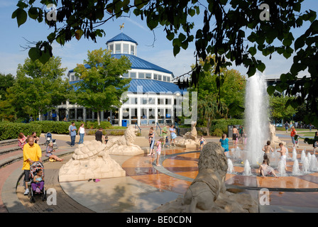 Das Karussell und interaktive Brunnen am Coolidge Park, Chattanooga, Tennessee, USA Stockfoto