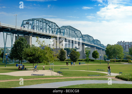 Erbaut im Jahre 1890, 2.376 ft (720 m) Walnut Street Fußgängerbrücke, Coolidge Park, Chattanooga, Tennessee Stockfoto