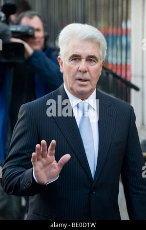 Max Clifford, Publizist und PR-Agentin.  Hier bei Besuch in seinem Mandanten Jade Goody in Royal Marsden Hospital. Stockfoto