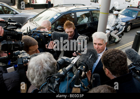 Max Clifford, Publizist und PR-Agentin.  Hier bei Besuch in seinem Mandanten Jade Goody in Royal Marsden Hospital. Stockfoto