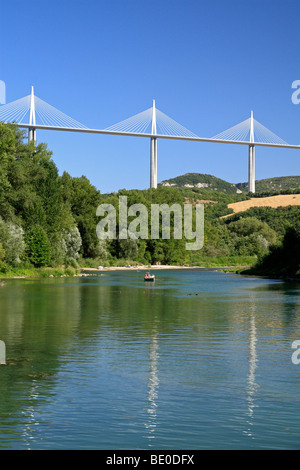 Das Viadukt von Millau und der Tarn. Occitanie, Frankreich Stockfoto