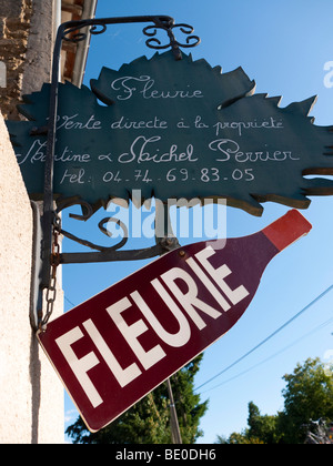 Ein Weingut wirbt ihre Beaujolais Wein aus Fleurie mit einem Schild an einer Fassade. Stockfoto