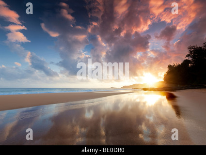 Sonnenaufgang bei Ebbe am Secret Beach. Kauai, Hawaii. Stockfoto