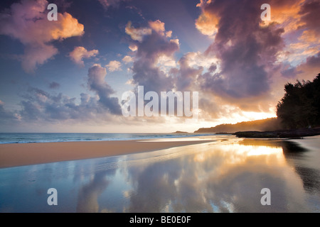 Sonnenaufgang bei Ebbe am Secret Beach. Kauai, Hawaii. Stockfoto