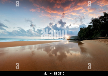 Sonnenaufgang bei Ebbe am Secret Beach. Kauai, Hawaii. Stockfoto