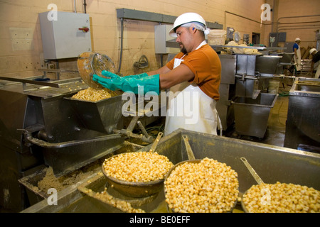 Arbeiter Schleifen Maiskörner in einer Tortilla-Verarbeitung-Fabrik befindet sich in Caldwell, Idaho, USA. Stockfoto
