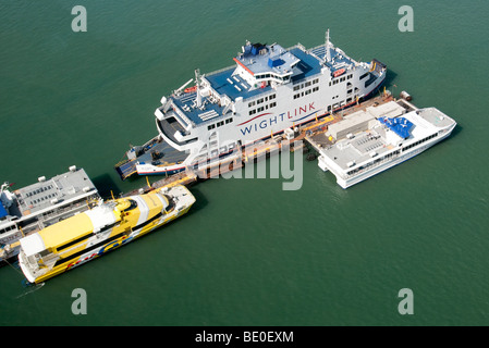 Wight Link und schnelle Katze Fähren festgemacht Portsmouth Hafen Stockfoto