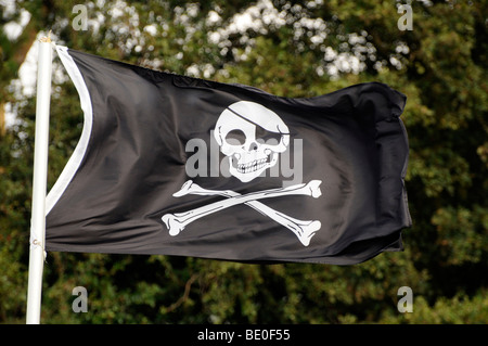 Schädel und gekreuzten Knochen-Flagge Stockfoto