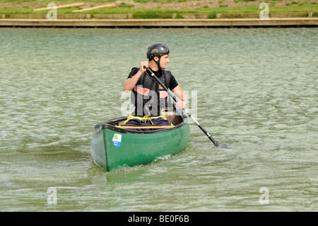 PGL camp Ausbilder im grünen Kanu. Stockfoto