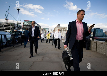 Stadtarbeiter, die ihren Weg nach Hause über London Bridge. Stockfoto