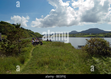 Landschaft des Macleod Tabelle mit Loch Dunvegan vorne und Touristen genießen ein Picknick neben dem loch Stockfoto