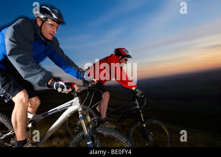 Zwei Mountainbiker zusammen reiten. Stockfoto