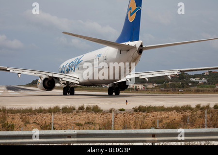 Flugzeug Landung am Flughafen von Skiathos, Griechenland Stockfoto