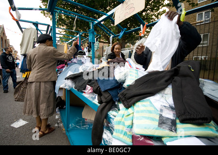Shopper am East St Markt in Walworth, London SE1 Stockfoto