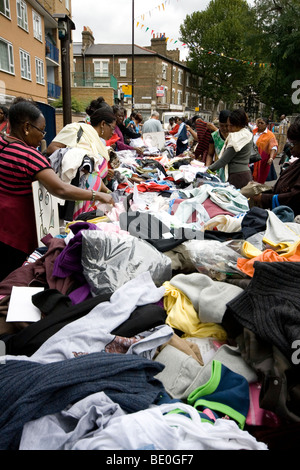 Shopper am East St Markt in Walworth, London SE1 Stockfoto