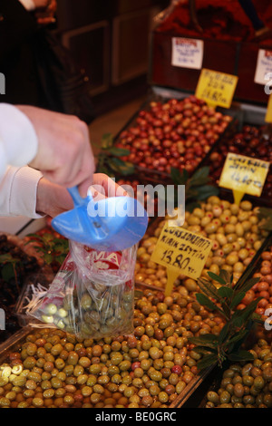 Frischen Oliven verkauft in einem Obst-und Gemüsehändler Shop in der Basar Quarter, Istanbul, Türkei Stockfoto