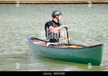 PGL camp Ausbilder im grünen Kanu. Stockfoto