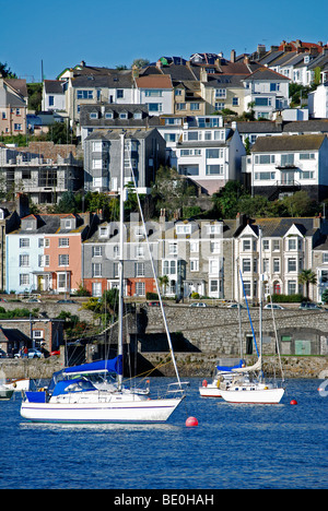 Häuser mit Blick auf Boote in der Bucht bei Falmouth in Cornwall, Großbritannien Stockfoto