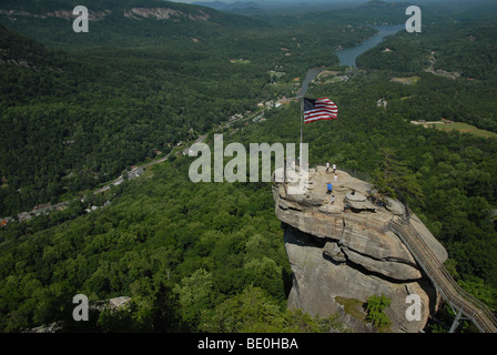 Besucher bewundern die Aussicht von Chimney Rock, N.C Stockfoto