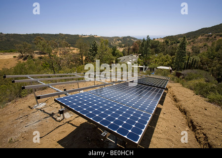 In Fortschritte Installation von Wohn Raster gebunden Solaranlage auf einem Hügel in Malibu, Kalifornien, USA Stockfoto