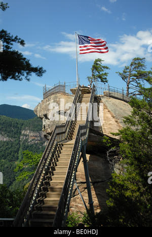 Besucher bewundern die Aussicht von Chimney Rock, N.C Stockfoto