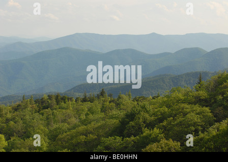 Die Blue Ridge Mountains sind aus den Blue Ridge Parkway in North Carolina angesehen. Stockfoto