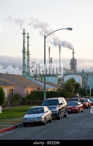 Wohnhäuser neben Öl-Raffinerie in Wilmington. Los Angeles, Kalifornien, USA Stockfoto