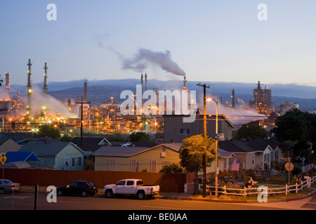 Wohnhäuser neben Öl-Raffinerie in Wilmington. Los Angeles, Kalifornien, USA Stockfoto