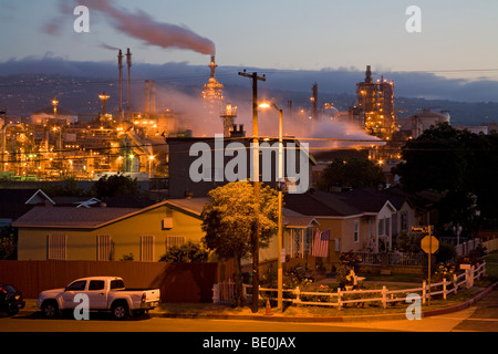 Wohnhäuser neben Öl-Raffinerie in Wilmington. Los Angeles, Kalifornien, USA Stockfoto