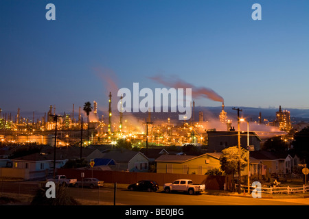 Wohnhäuser neben Öl-Raffinerie in Wilmington. Los Angeles, Kalifornien, USA Stockfoto