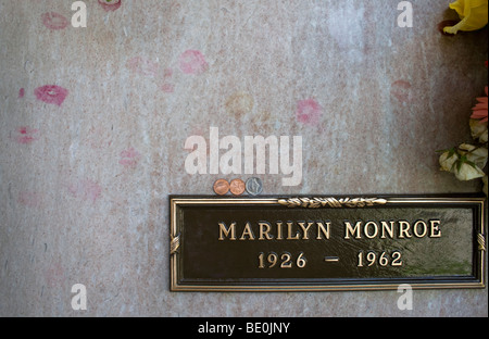 Marilyn Monroe Grab mit Lippenstift küsst, Westwood Memorial Cemetery, Los Angeles, Kalifornien, USA Stockfoto