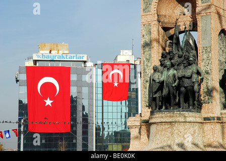 Atatürk-Denkmal und Nationalflagge auf dem jährlichen Festival der Republik am 29. Oktober Taksim-Platz, Taksim Cumhuriyet Abi Stockfoto