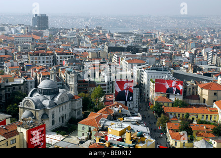 Blick vom Dach am Taksim-Platz, den Blick entlang der Istiklal Caddesi, Beyoglu, Istanbul, Türkei Stockfoto