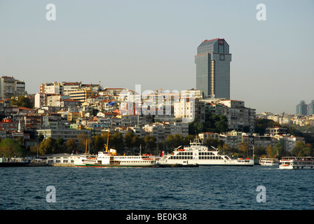 Ritz Carlton Hotel Tower, Fähren Pier für Hafen am Kabatas am Bosporus, Bogazici, Istanbul, Türkei Stockfoto