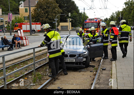 Unfall Auto auf Straßenbahn verfolgt, Kfz-Kennzeichen geändert, München, Bayern, Deutschland, Europa Stockfoto