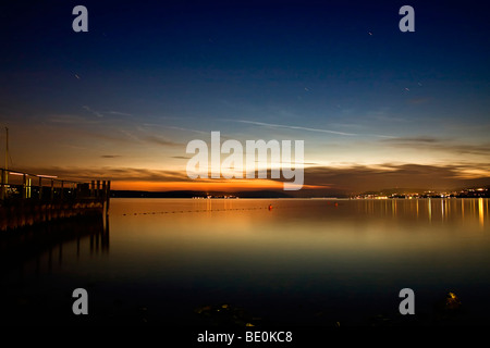 Teil des Eingangs des Hafens in Unteruhldingen in der Abenddämmerung am Bodensee, Baden-Württemberg, Deutschland, Europa Stockfoto