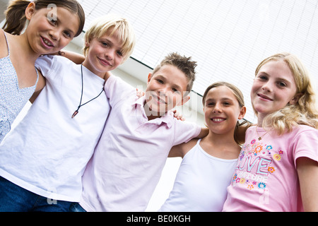 Fünf Freunde, Cool, auf dem Schulhof Stockfoto