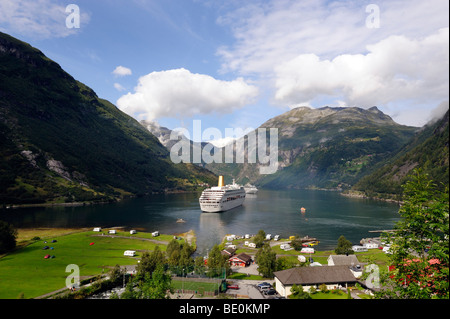 Blick vom Flydalsjuvet auf die Stadt Geiranger Geirangerfjord, Norwegen, Skandinavien, Nordeuropa, Europa Stockfoto