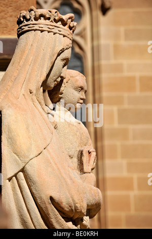 Sandstein-Statue von Maria und Jesus, Dom St. Marien, Sydney, New South Wales, Australien Stockfoto