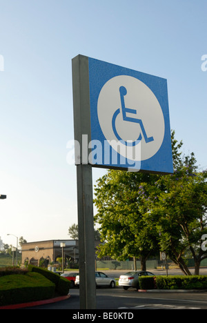 Handicap Parkplatz Schild aus Kalifornien Stockfoto