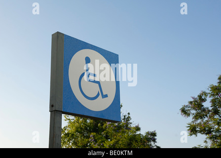 Handicap Parkplatz Schild aus Kalifornien Stockfoto