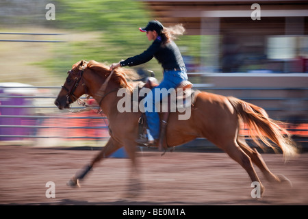 Frau Barrel Racer beim Rodeo in Hawaii. Stockfoto