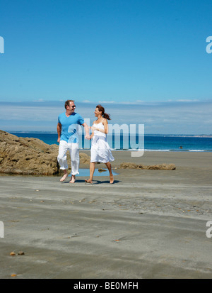 Paar sprechen einen Spaziergang am Strand Stockfoto