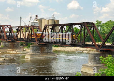 Ohio Central System Railroad Motoren auf einer Trestle-Brücke über den Muskingum River Stockfoto