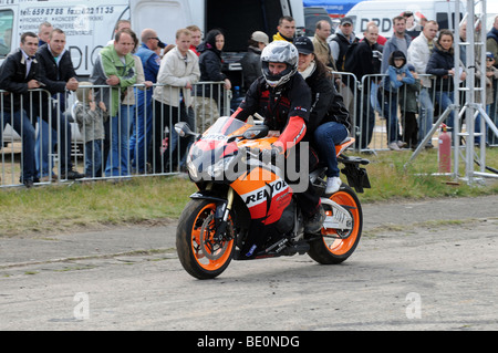 Streetbike Freestyle Stunt Fahrer zeigen in Warschau, Polen Stockfoto